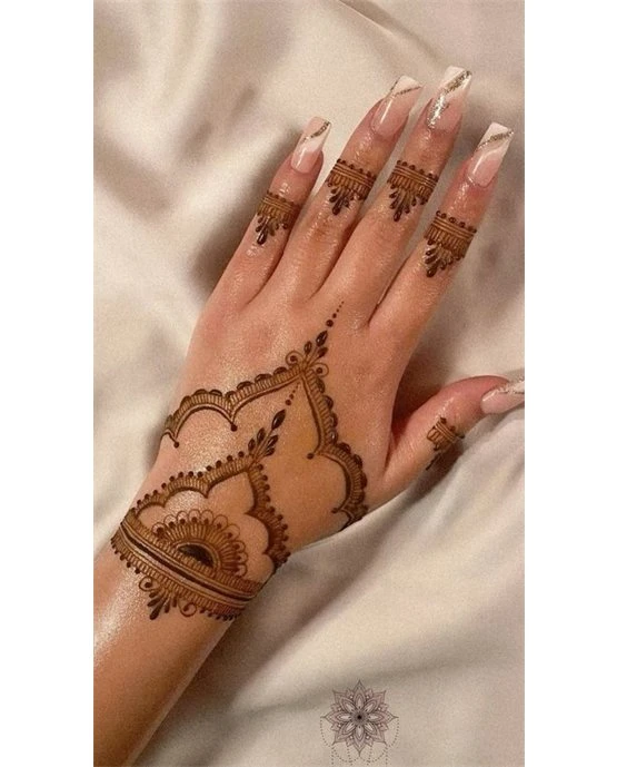 Gorgeous Paisley And Mesh Along Finger Mehndi Design Gorgeous Paisley And Mesh Along Finger Mehndi Design